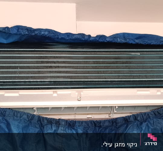 יחידת מיזוג אוויר עם כיסוי כחול